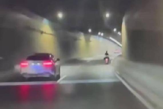 网友：咋开的车，这奥迪R8驾驶员摊上事儿了！