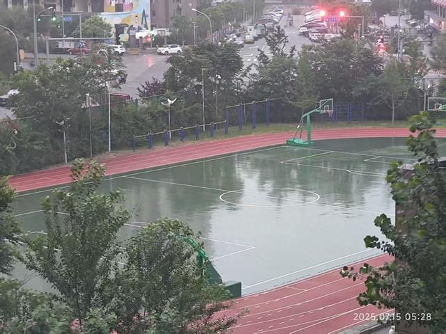今天白天阴有阵雨，最高气温30℃，出门携带雨具