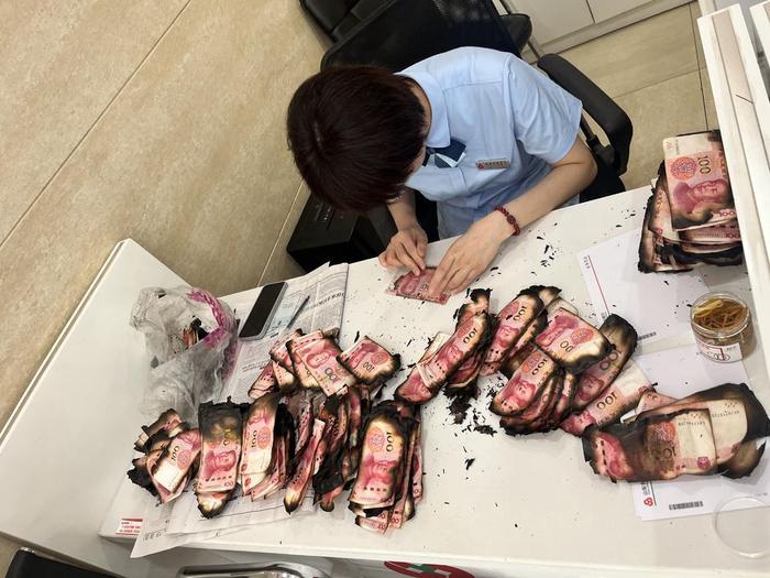 “放心大娘,钱有救” 邹城农商银行“救活”2万元“火烧币”