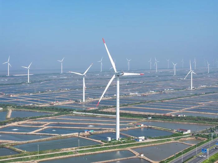 资料图:江苏省启东市沿海的陆上风电场的风机(IC photo)