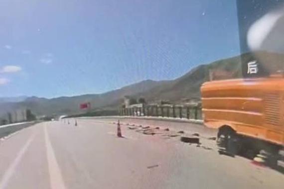 宝马X7发生事故车内人员状况引关注