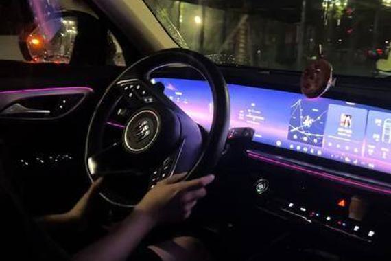 不顺路了吗？那我只好独自前行咯～ 手握方向盘的女孩子 别克昂科威plus