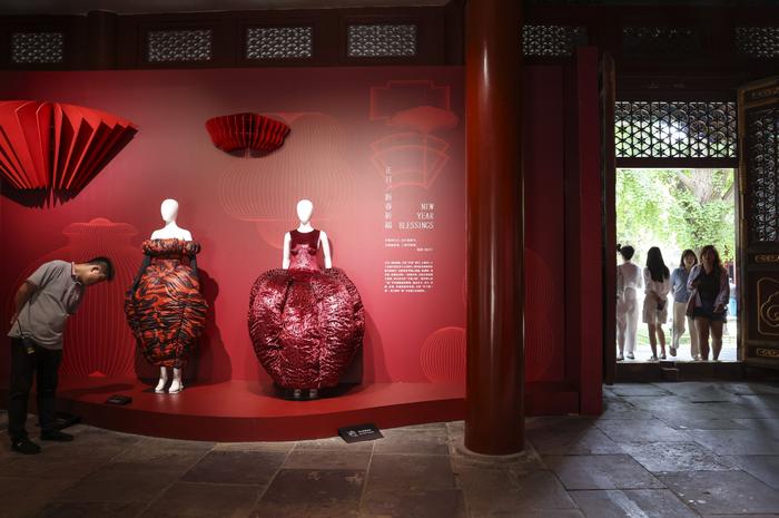 “精雅风华:恭王府与中国时尚”展览开幕,展出近50件服装