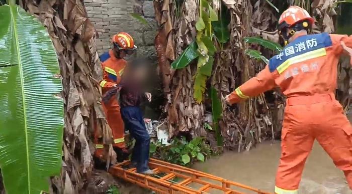 福建福州多地内涝,消防紧急转移被困群众