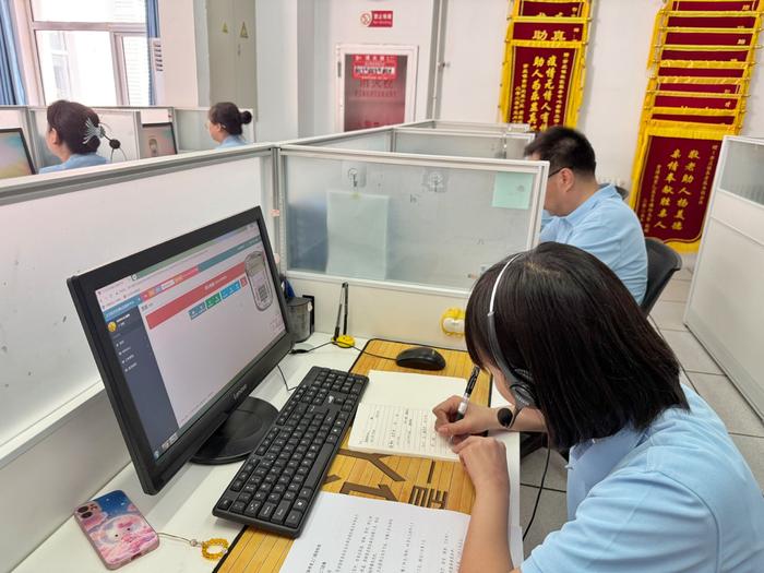 指挥调度平台接线员正在帮助一位老人订餐。新京报记者 王贵彬 摄