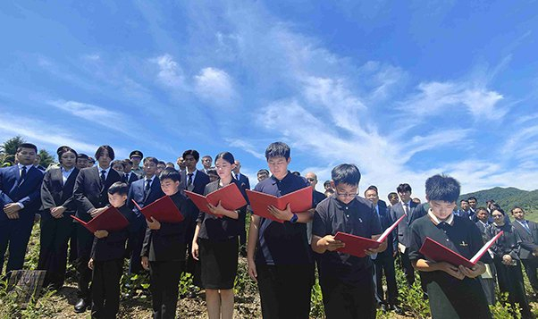 驻朝大使特意路经龙源里，凭吊曾在三所里、龙源里阻击战中英勇牺牲的志愿军烈士