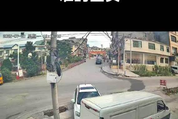 这路虎揽胜太脆了，直接撞散架了，这算谁的责任？
