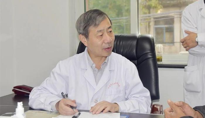 8月2日，中國(guó)醫(yī)學(xué)科學(xué)院皮膚病醫(yī)院孫建方教授來(lái)濟(jì)南會(huì)診滿滿干貨