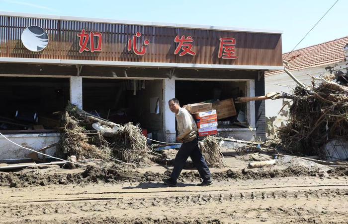 抢通北京密云冯家峪生命通道,救援人员徒步数小时为山上运送物资