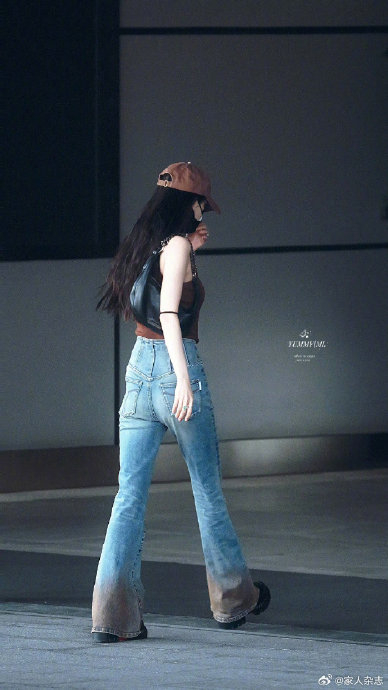 杨幂'脏裤脚'牛仔裤长沙机场亮相,破洞设计引爆时尚热议