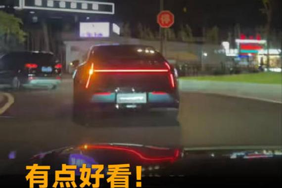 有点好看！小鹏新P7实车上路，尾灯只有一颗小灯珠？