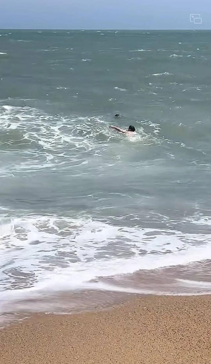 湄洲岛8岁男童被卷入大海生死一线!游客拼尽全力逆浪拽回