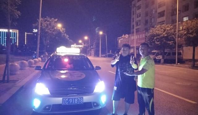谁的手机落车里了?雷锋车队的哥20分钟“完璧归赵”