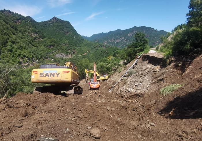 和雨水赛跑,抢通村民回家的路