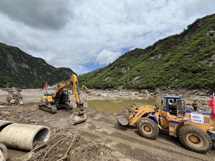 和雨水赛跑,抢通村民回家的路