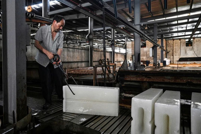 〓制冰厂工人正在运输冰块。图 / 视觉中国农夫山泉的优势在于，大品牌，