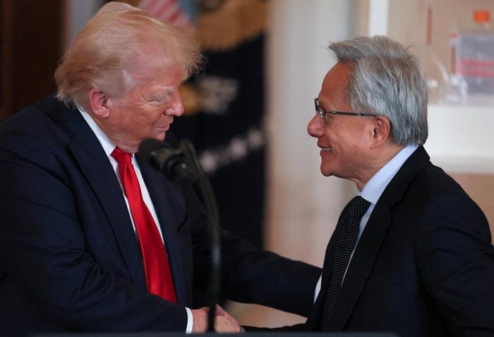 当地时间2025年4月30日,美国华盛顿,英伟达公司总裁兼首席执行官黄仁勋与美国总统特朗普握手。 东方IC
