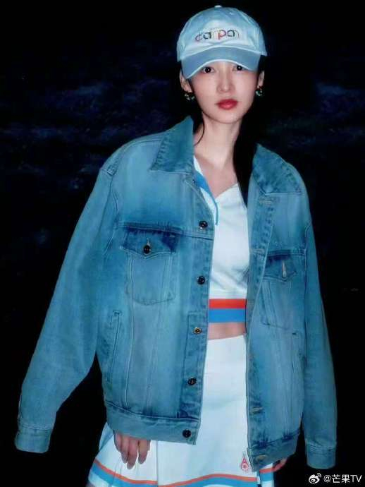 李沁《花儿与少年》旅行极简穿搭引热议,网友趣味调侃“眉姐姐”风获高度认可