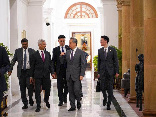 王毅会晤印外长:视对方为伙伴,而不是对手