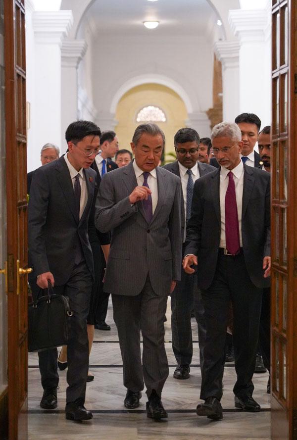王毅会晤印外长:视对方为伙伴,而不是对手
