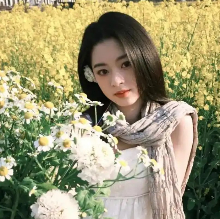 黄杨钿甜走出耳环风波,近照千元左右穿搭接地气,粉丝盼妹妹飞升