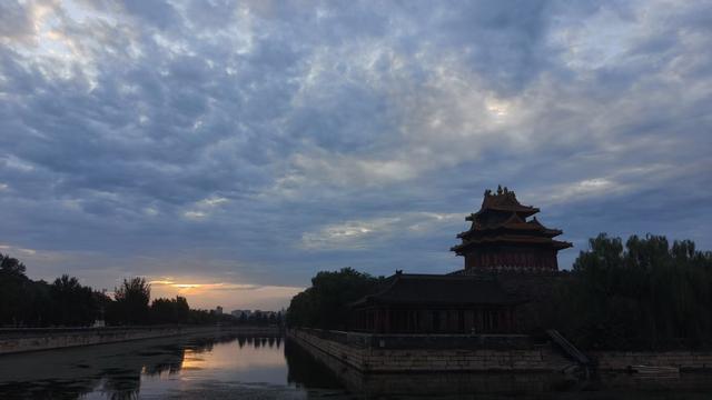 今晨，瑰丽霞光穿透云层，北京出现绝美丁达尔光