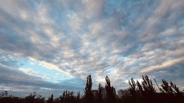 今晨，瑰丽霞光穿透云层，北京出现绝美丁达尔光