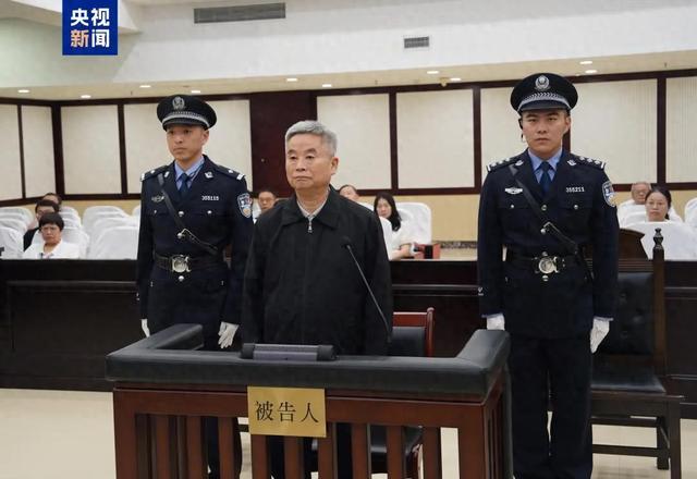 楼文龙，被判无期