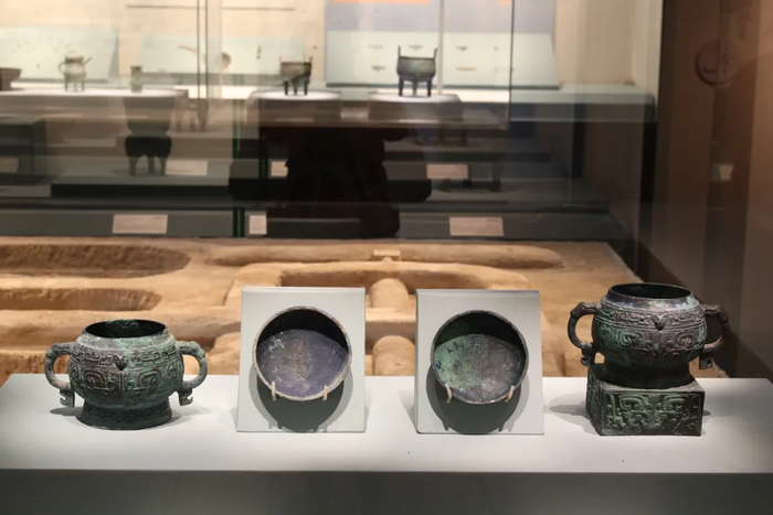 藏六造 饕餮文銅瓶 花瓶　青銅器写 唐金 花入 唐物写　遺古居 　EL11-27 2013年6月 古銅尊形饕餮文花器 公益財団法人鍋島報效会 徴古館