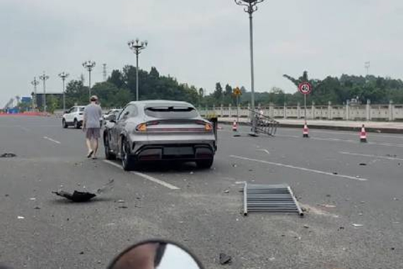 小米YU7与劳斯莱斯古斯特相撞事故引关注