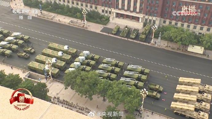 轰炸机列队整装待发!装备方队原地热车启动!