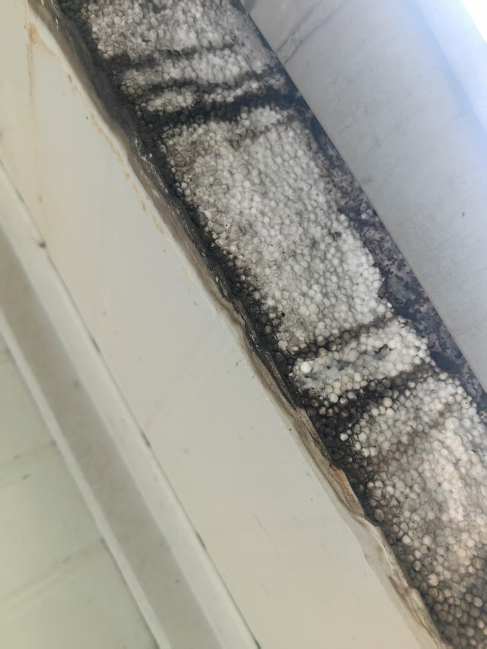 泡沫夹芯彩钢板内部构造。图/密云消防