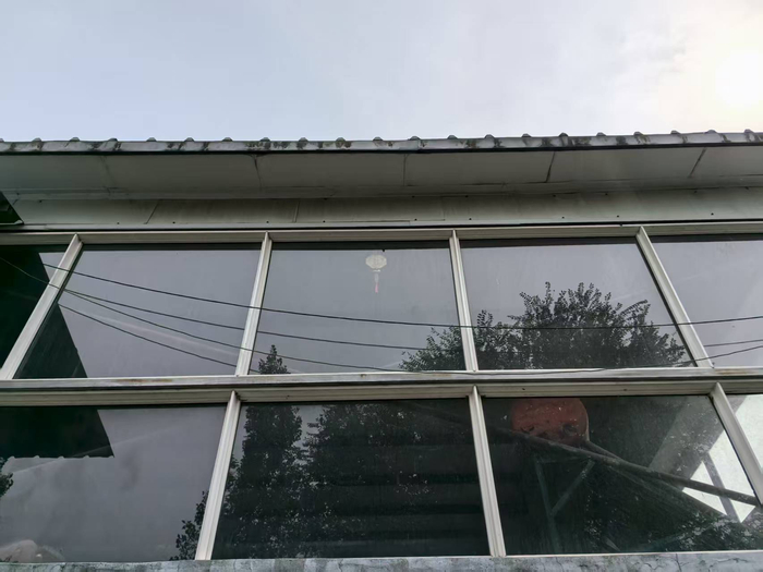 整个建筑屋顶使用泡沫夹芯彩钢板搭建。图/密云消防