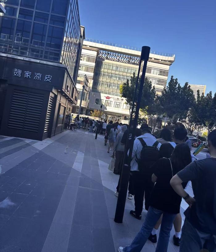 魏家凉皮被顾客“联手做局”？警方通报：老鼠确系25岁男子故意放置