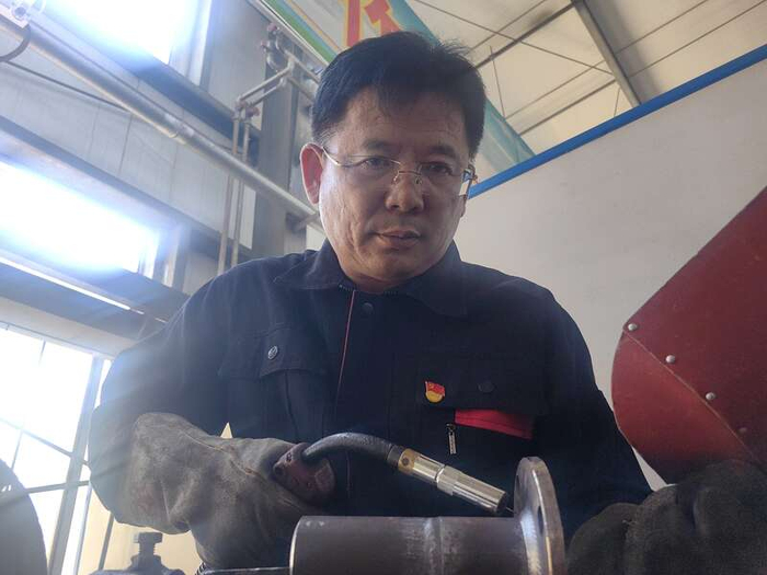 “最美教师”郑万众：用焊接技术点燃中职生青春梦想