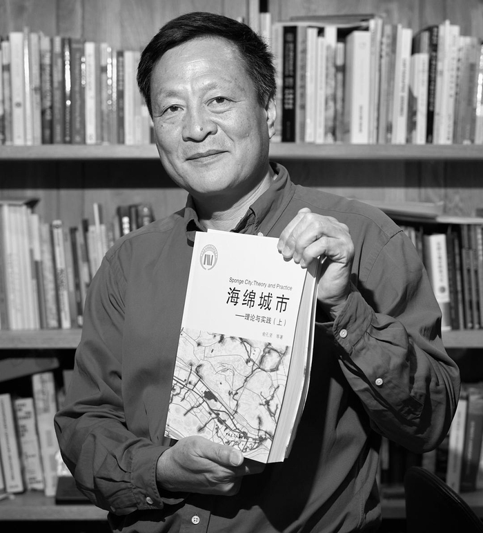 外交部回应俞孔坚坠机身亡：沉痛哀悼，向他的家属致诚挚慰问