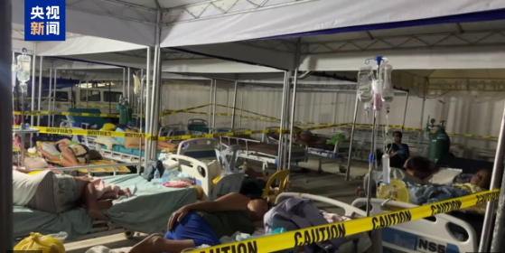 菲律宾强震已致72人遇难,灾区大面积停电,建筑损毁严重,病人被安置在停车场