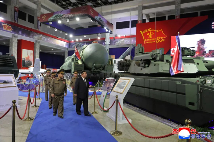 金正恩参观武器装备展览会 登上“崔贤”号驱逐舰