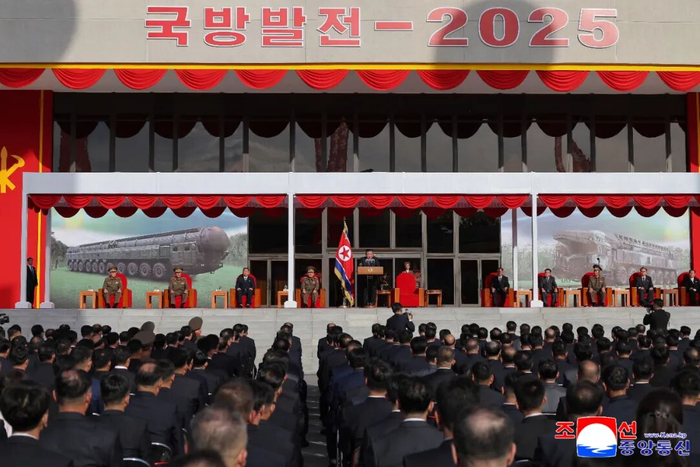 金正恩参观武器装备展览会 登上“崔贤”号驱逐舰