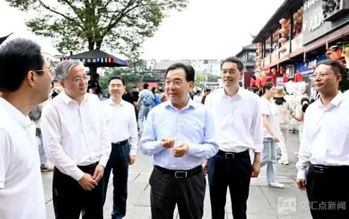 多地“一把手”假日走上街头