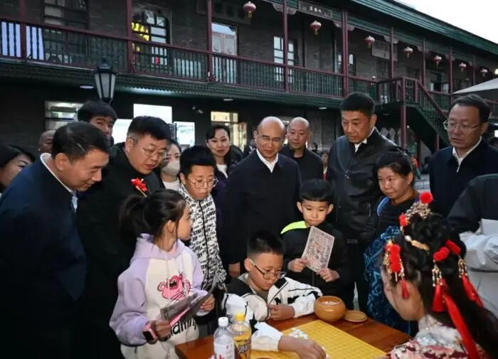 多地“一把手”假日走上街头