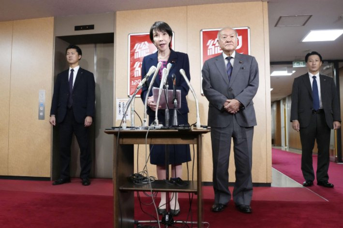 日本“首位女首相”悬了,高市早苗得罪了谁?