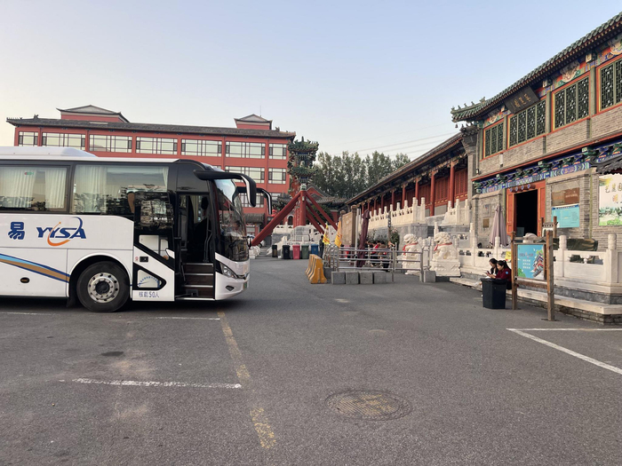低价一日游套路多:导游“差评”鸟巢十三陵,称自费是行业潜规则