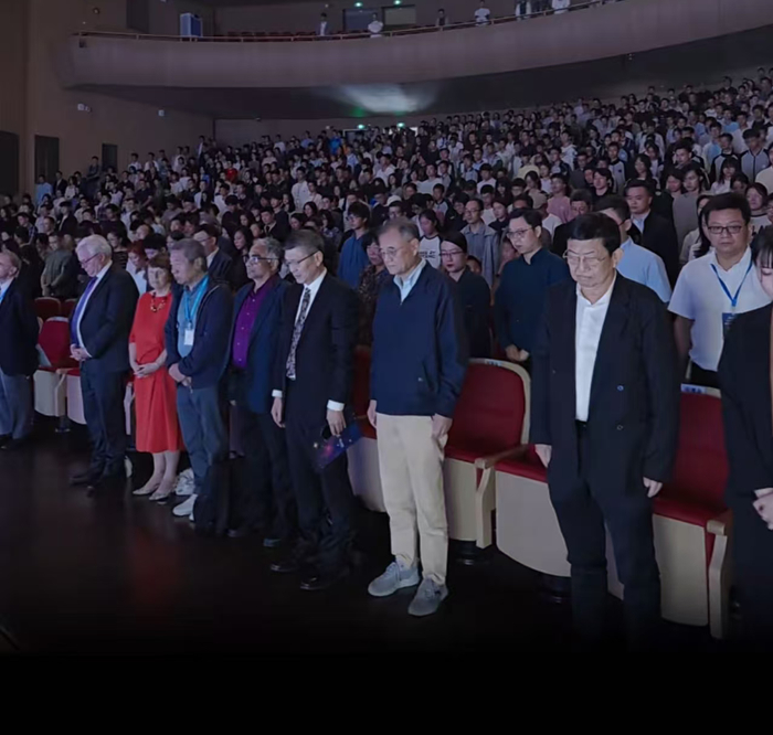 临时改变议程！全场肃立默哀，悼念杨振宁