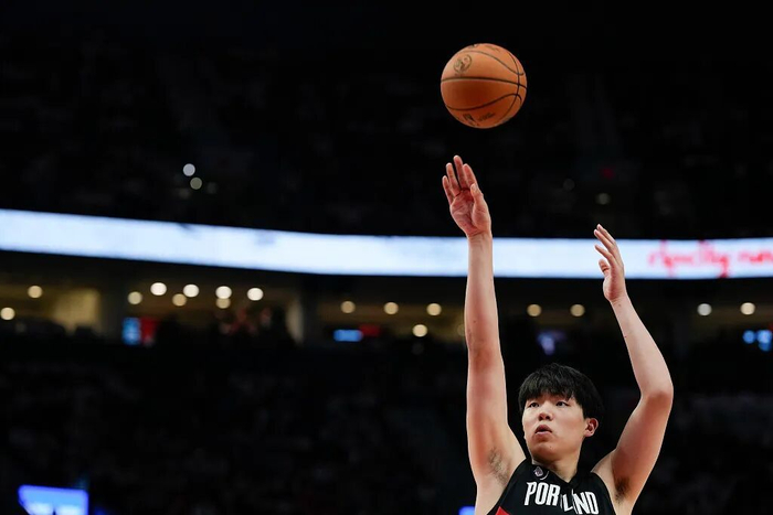 上场5分钟,得2分,1个篮板,杨瀚森体验NBA万事开头难