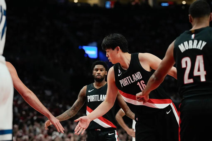 上场5分钟,得2分,1个篮板,杨瀚森体验NBA万事开头难