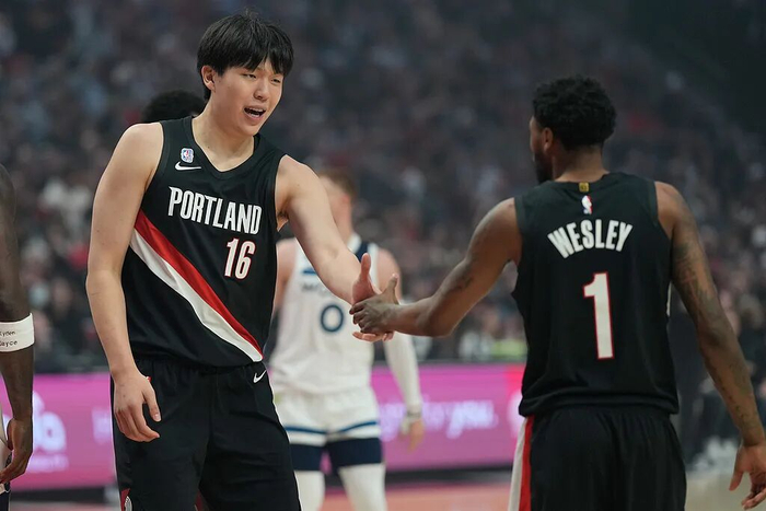 上场5分钟,得2分,1个篮板,杨瀚森体验NBA万事开头难