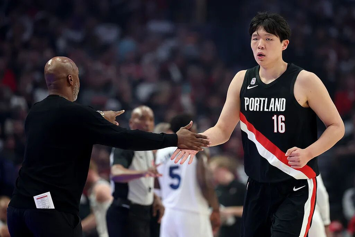 上场5分钟,得2分,1个篮板,杨瀚森体验NBA万事开头难
