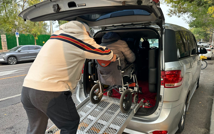 网约时常难成功、坐轮椅上车顶着头,预约一辆无障碍车咋这么难?