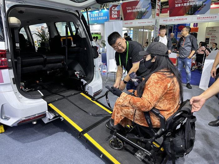 网约时常难成功、坐轮椅上车顶着头,预约一辆无障碍车咋这么难?